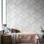 Sfeervolle slaapkamer met Cole and Son Rajapur 952063 behang met paisleypatroon op een lichtgrijze muur.