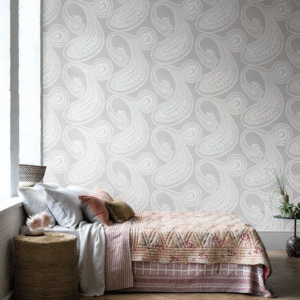 Sfeervolle slaapkamer met Cole and Son Rajapur 952063 behang met paisleypatroon op een lichtgrijze muur.