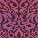Paarse en roze Cole and Son Woodstock 697125 behang met een donkerbruin, symmetrisch, sierlijk patroon.