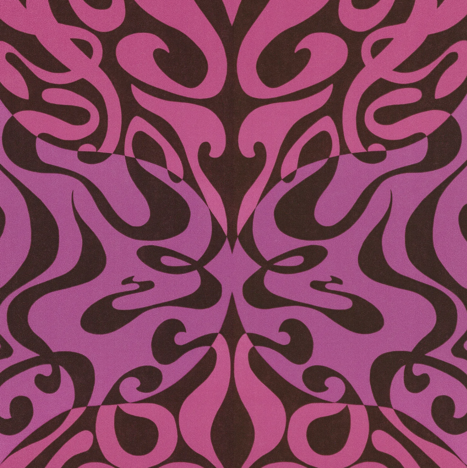 Paarse en roze Cole and Son Woodstock 697125 behang met een donkerbruin, symmetrisch, sierlijk patroon.