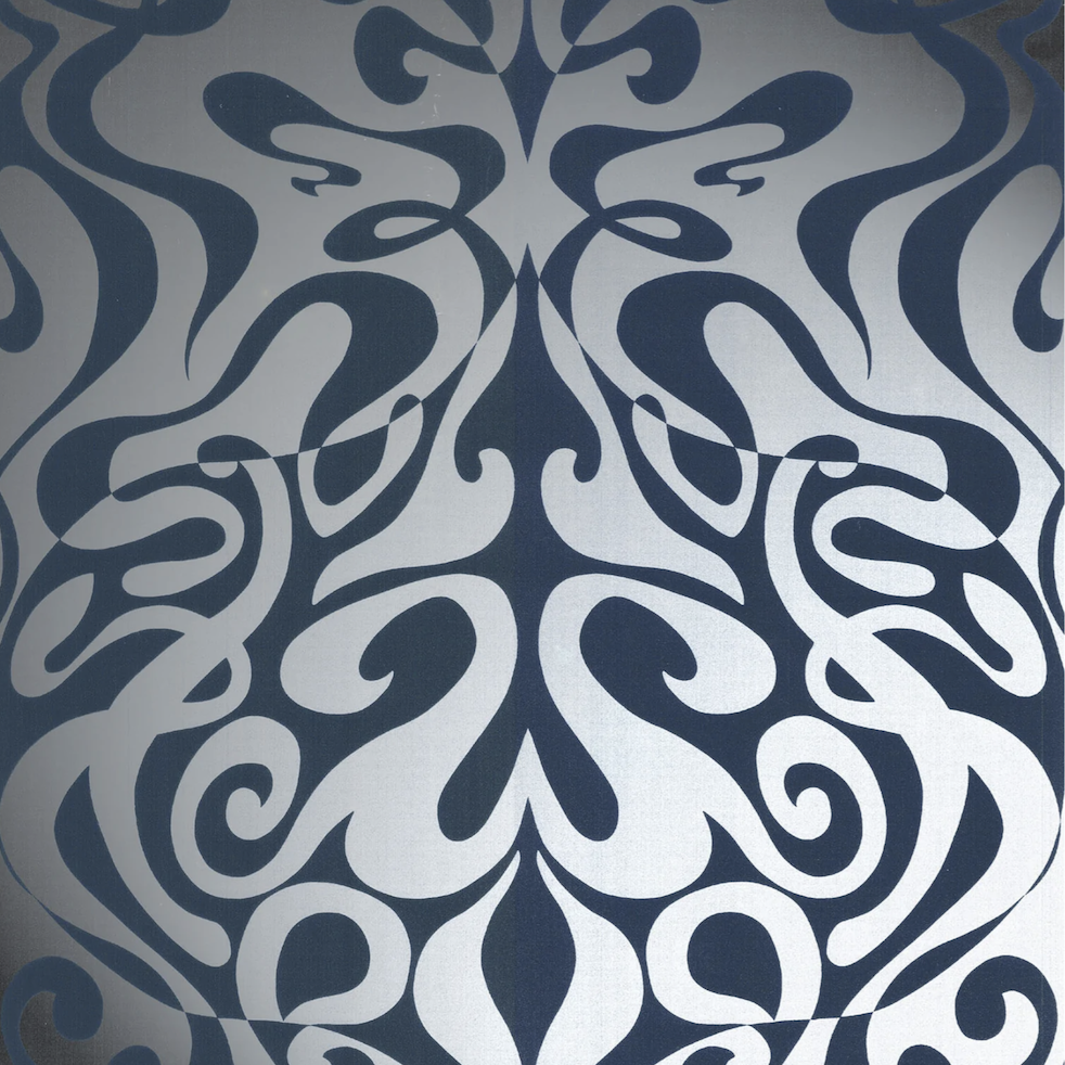 Behang met een sierlijk, donkerblauw organisch patroon op een zilvergrijze achtergrond uit de Cole and Son Woodstock collectie.