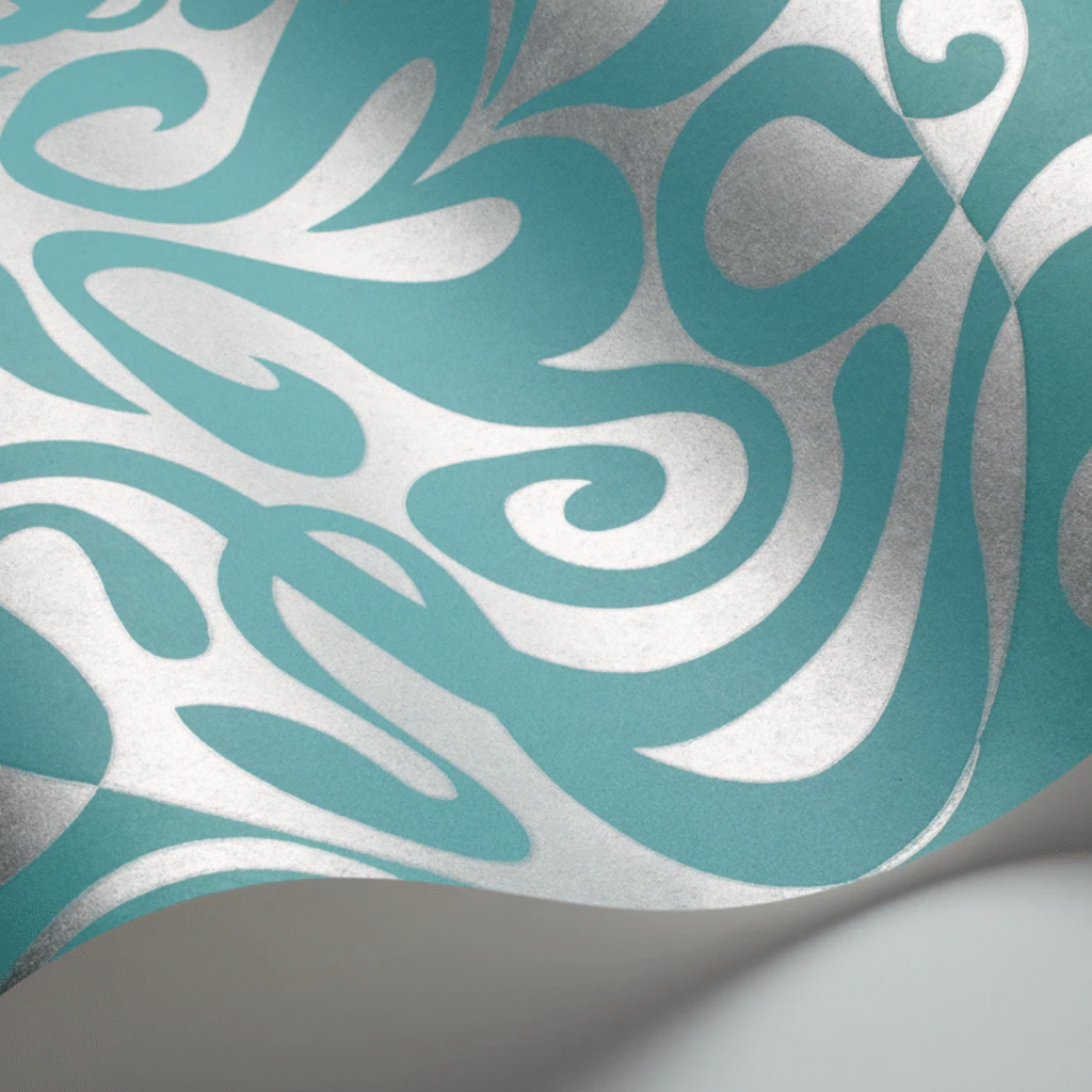 Detail van Cole & Son Woodstock behang met een blauw en zilverkleurig organisch patroon.