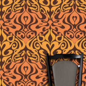 Oranje en bruin Cole & Son Woodstock-behang met een retro patroon en een zwarte stoel op de voorgrond.