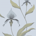 Getekend behangpatroon van Cole and Son met orchideeën en sierlijke bladeren op een lichtblauwe achtergrond.