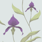 Illustratie van paarse orchideeën met groene bladeren op lichtblauwe achtergrond uit het Cole and Son Orchid behang.
