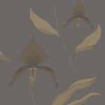 Illustratie van Cole and Son Orchid behang met gestileerde orchideeën in bruin- en beigetinten op een donkerblauwe achtergrond.