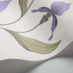 Detail van het Cole & Son Orchid behang met een paarse orchidee en groene bladeren op een lichte achtergrond.