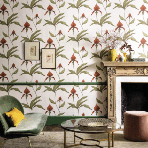 Stijlvol interieur met Cole & Son Orchid behang in een bloemenpatroon, gecombineerd met een klassieke schouw en moderne meubels.