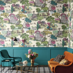 Sfeervolle woonkamer met kleurrijk Cole & Son Versailles Grand behang, fluwelen meubels en bloemenboeket op glazen tafel.