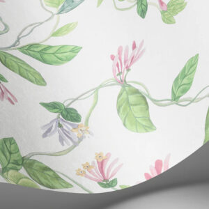 Detail van het Cole & Son Flora 124/3015 behang met sierlijke bloemen en groene bladeren op een lichte achtergrond.