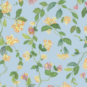Behangpatroon met klimmende flora en gele, oranje en roze bloemen op een lichtblauwe achtergrond.