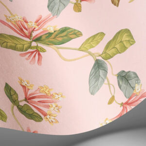 Detail van het Cole & Son Flora 124/3021 behang met bloemen en groene bladeren op een lichtroze achtergrond.