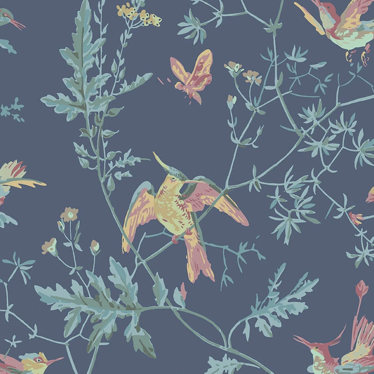 Decoratief Cole & Son-behang met kleurrijke kolibries, vlinders en bloemen op een donkerblauwe achtergrond.