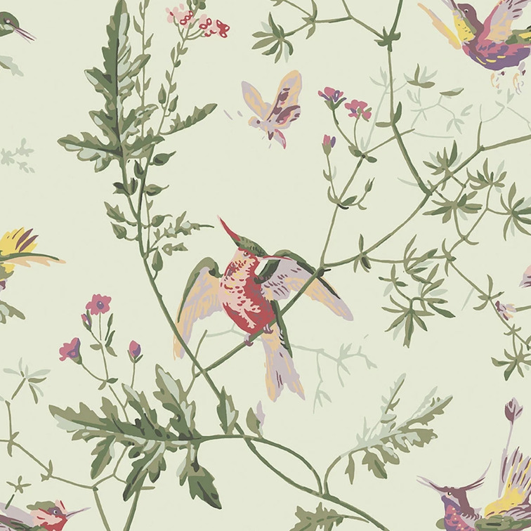 Illustratief behang van Cole & Son met kleurrijke kolibries, vlinders en bloemen op een lichtgroene achtergrond.