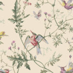 Illustratief Cole & Son-behang met kleurrijke kolibries en bloemen op een lichtbeige achtergrond.