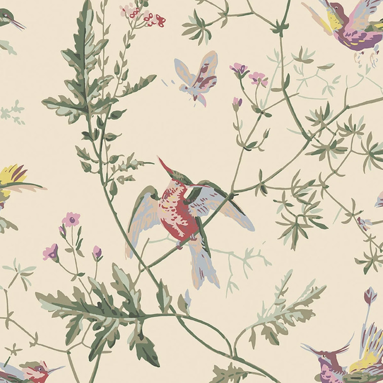 Illustratief Cole & Son-behang met kleurrijke kolibries en bloemen op een lichtbeige achtergrond.