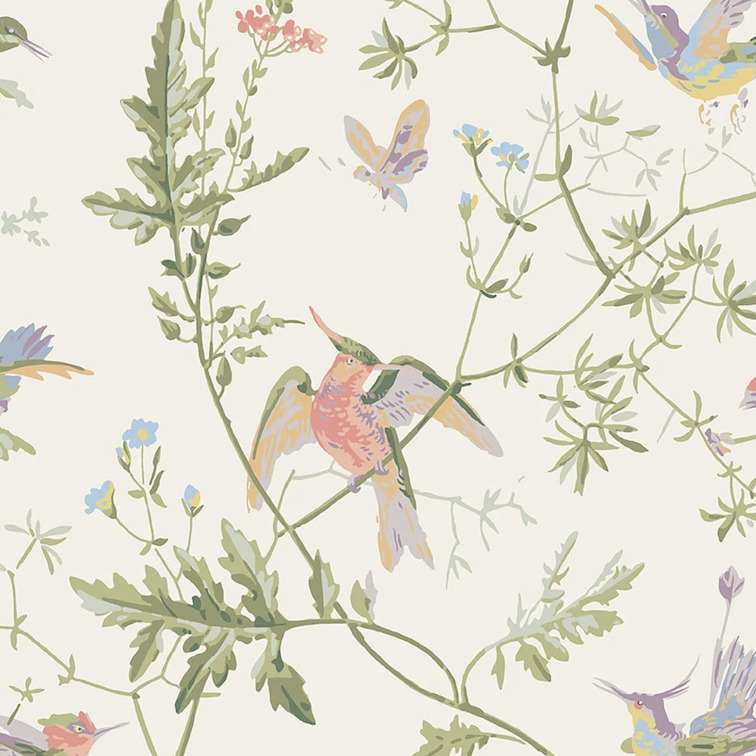 Illustratief Cole & Son Hummingbirds-behang met kleurrijke kolibries, vlinders en bloemrijke planten op een lichte achtergrond.