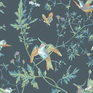 Illustratief behangpatroon van Cole & Son met kolibries, vlinders en sierlijke planten op een donkere achtergrond.