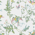 Illustratief Cole & Son-behang uit de Hummingbirds-collectie met kleurrijke kolibries, vlinders en bloemen op een lichte achtergrond.