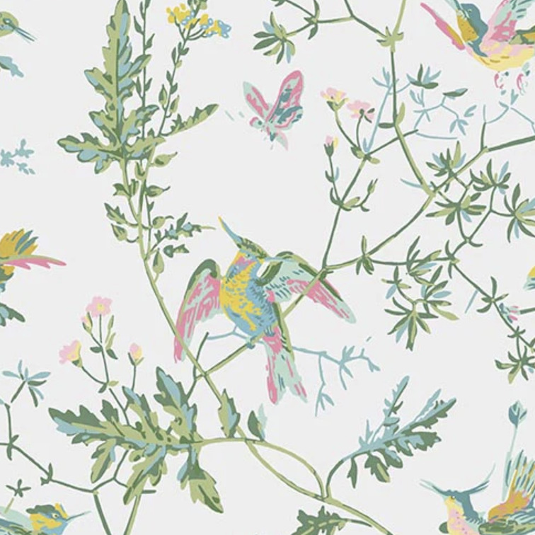 Illustratief Cole & Son-behang uit de Hummingbirds-collectie met kleurrijke kolibries, vlinders en bloemen op een lichte achtergrond.