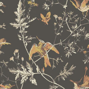 Behangpatroon Cole & Son Hummingbirds 112/4017 met kleurrijke kolibries, vlinders en sierlijke takken op een donkere achtergrond.