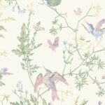 Illustratief behangpatroon van Cole & Son met kolibries, vlinders en bloemen in zachte pasteltinten.