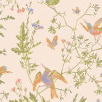 Illustratief Cole & Son-behang met kleurrijke kolibries, vlinders en bloeiende takken op een lichtroze achtergrond.