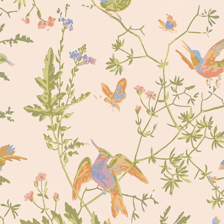 Illustratief Cole & Son-behang met kleurrijke kolibries, vlinders en bloeiende takken op een lichtroze achtergrond.