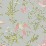 Pastelgroen Cole & Son-behang met kolibries, vlinders en bloemen op een lichtgrijze achtergrond.