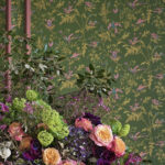 Bloemenboeket voor groen Cole & Son Hummingbirds-behang met sierlijke kolibries en takken.
