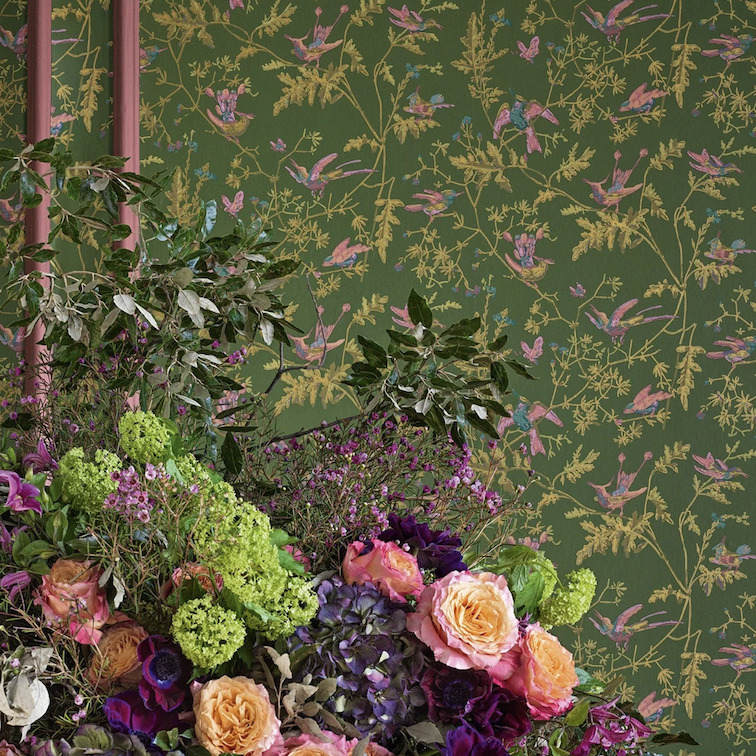 Bloemenboeket voor groen Cole & Son Hummingbirds-behang met sierlijke kolibries en takken.