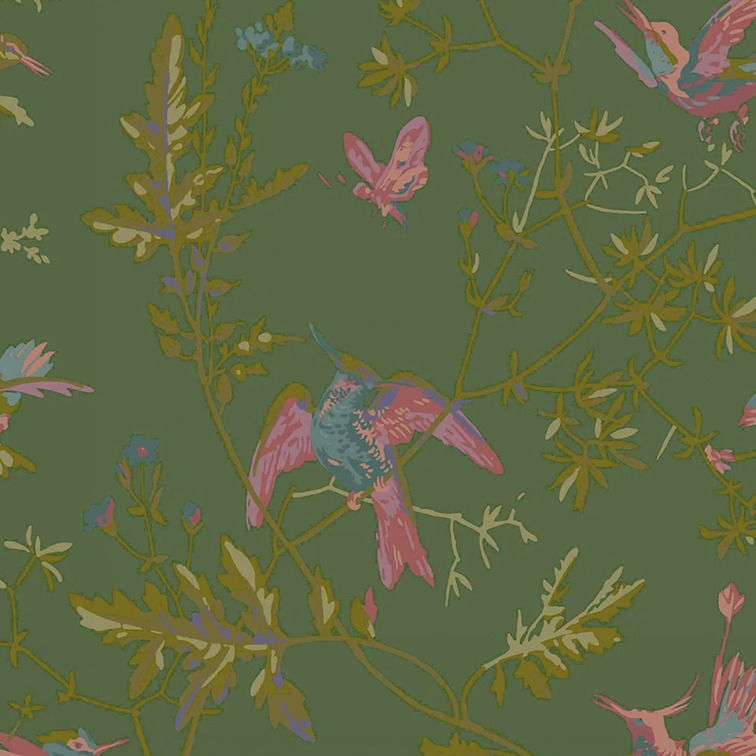 Behang met een patroon van kleurrijke kolibries en bladeren op een donkergroene achtergrond uit de Cole & Son Hummingbirds collectie.