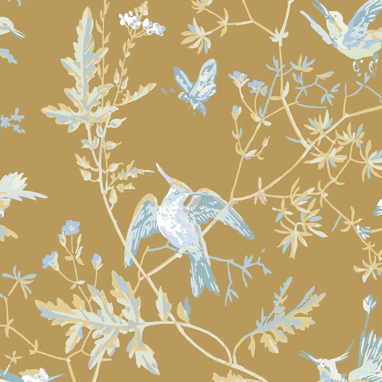 Illustratief Cole & Son-behang met kolibries, vlinders en bloemen op een goudbruine achtergrond.