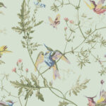 Behangpatroon Cole & Son Hummingbirds 124/1007 met kleurrijke kolibries, vlinders en bloemen op een lichtgroene achtergrond.