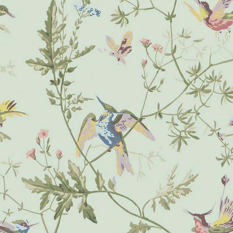 Behangpatroon Cole & Son Hummingbirds 124/1007 met kleurrijke kolibries, vlinders en bloemen op een lichtgroene achtergrond.