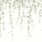 Behangpatroon met hangende bloeiende ranken, kolibries en vlinders op een lichte achtergrond uit de Cole & Son Hummingbirds Flora collectie.