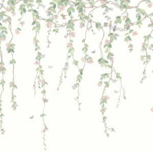 Behangpatroon met hangende bloeiende ranken, kolibries en vlinders op een lichte achtergrond uit de Cole & Son Hummingbirds Flora collectie.