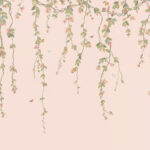 Lichtroze behang met hangende bloemranken, kolibries en vlinders uit het Cole & Son Hummingbirds Flora ontwerp.
