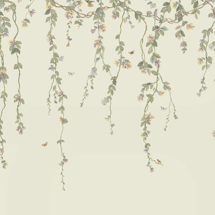 Behangpatroon met hangende takken, bloemen, kolibries en vlinders op een lichtgele achtergrond.