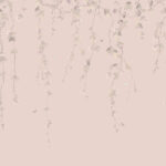 Behangpatroon Cole & Son Hummingbirds Flora 124 met zachtroze achtergrond, hangende bloemranken en vlinders.