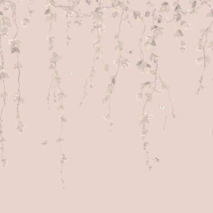 Behangpatroon Cole & Son Hummingbirds Flora 124 met zachtroze achtergrond, hangende bloemranken en vlinders.