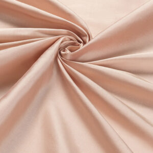 Detail van een zacht glanzende, beige Cole & Son Colour Box zijde met plooien.