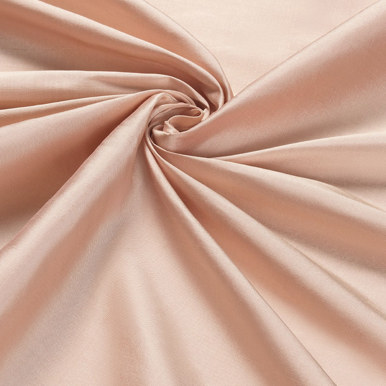 Detail van een zacht glanzende, beige Cole & Son Colour Box zijde met plooien.