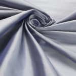 Gedrapeerde zilverblauwe zijde uit de Cole & Son Colour Box-collectie, type F125-2007.