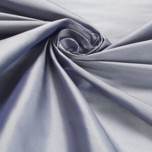 Gedrapeerde zilverblauwe zijde uit de Cole & Son Colour Box-collectie, type F125-2007.