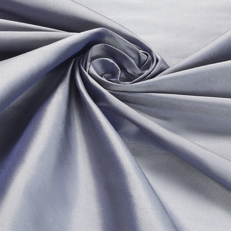 Gedrapeerde zilverblauwe zijde uit de Cole & Son Colour Box-collectie, type F125-2007.