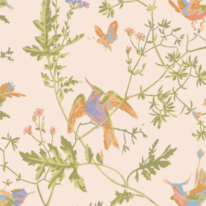 Illustratie van kleurrijke kolibries en vlinders tussen groene planten op een lichtroze achtergrond, uit de Cole & Son Hummingbirds-stofcollectie.