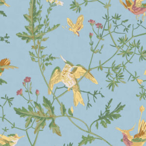 Illustratie van geelgroene kolibries en vlinders tussen groene bladeren en bloemen op een lichtblauwe achtergrond, uit de Cole & Son Hummingbirds stofcollectie.