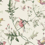 Illustratie van kleurrijke kolibries, vlinders en groene bladeren op een crèmekleurige Cole & Son-stof met het patroon "Hummingbirds".
