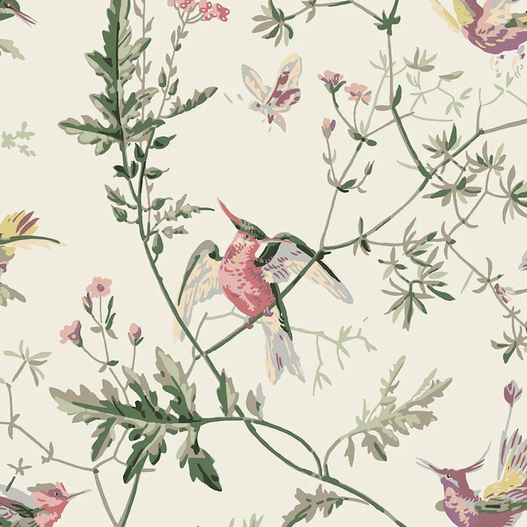 Illustratie van kleurrijke kolibries, vlinders en groene bladeren op een crèmekleurige Cole & Son-stof met het patroon "Hummingbirds".